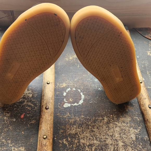 Very Lightly Worn OG Women's Puma Black and Gold Sneakers Size 6 - Picture 3 of 3